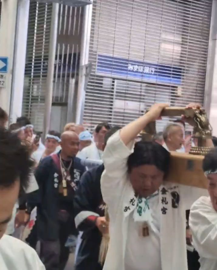 本日は伏見区役所の北隣にある金札宮さんの神輿巡行に参加させて頂きました😀
晴天の中、盛大に行われ大手筋商店街周辺をまわらせて頂きました👍
#神輿